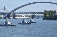 Моряки провели на Днепре тренировки к параду на День Независимости
