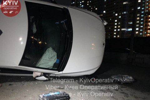В Киеве таксист с пассажиркой не заметил дорожных знаков и влетел в бетонные блоки