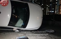 В Киеве таксист с пассажиркой не заметил дорожных знаков и влетел в бетонные блоки