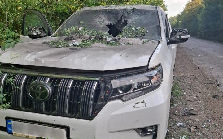 Росіяни вдарили дроном по цивільній автівці на Харківщині