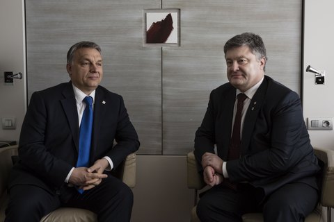 Порошенко в Брюсселе обсудил вопрос санкций против РФ с премьером Венгрии