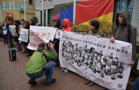Біля посольства Німеччини в Києві пройшов пікет проти зняття санкцій з Росії