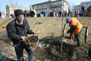 Убирать Киев вышли более 84 тысяч граждан