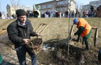 Убирать Киев вышли более 84 тысяч граждан