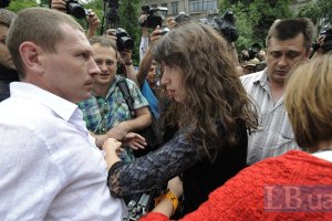 Татьяну Чорновол опять задержали в Межигорье