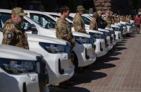 Третя штурмова бригада отримала 20 пікапів від столичної громади