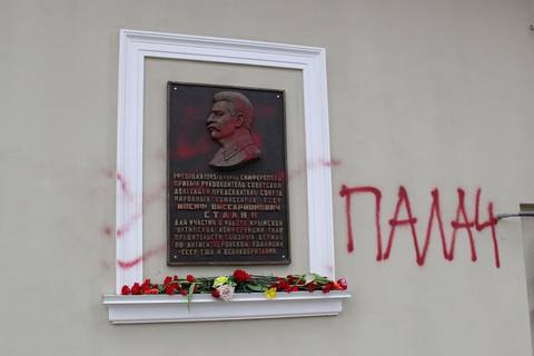 В Крыму на мемориальной доске Сталину написали "Палач"
