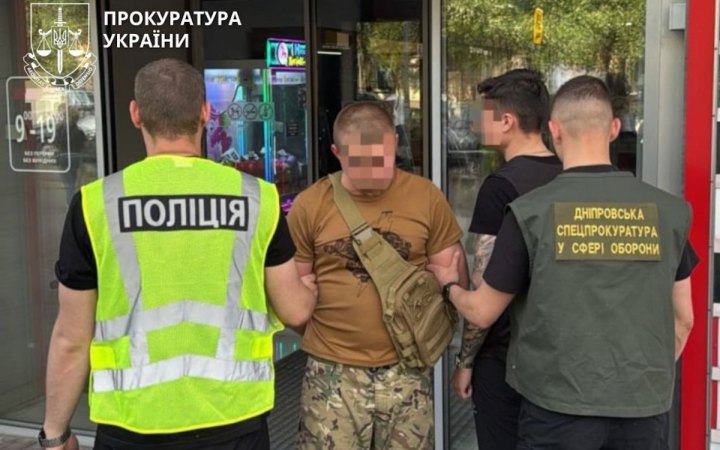 Командира роти і старшину бригади затримали за підозрою в вимаганні хабаря у підлеглого