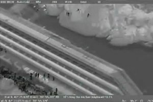Жуткое видео эвакуации с Costa Сoncordia: люди в полной темноте спускались в шлюпки по веревке