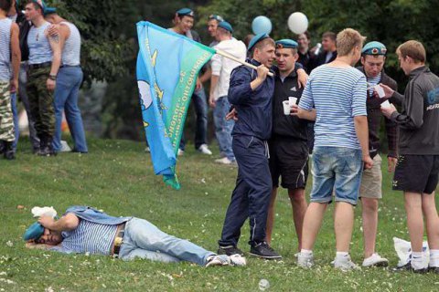 Российских десантников попросили воздержаться от избиения геев в день ВДВ