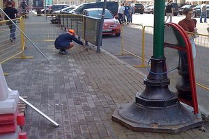 Рабочие не укладывают, а рисуют плитку в центре Москвы