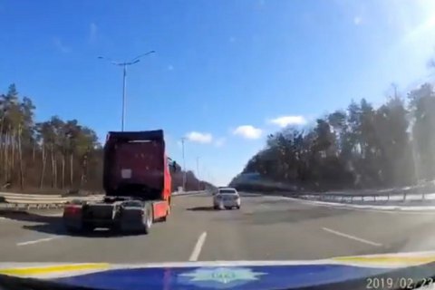 Под Киевом патрульные с погоней задержали угнанную с СТО фуру