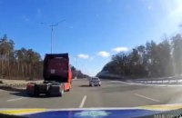 Під Києвом патрульні з гонитвою затримали викрадену зі СТО фуру