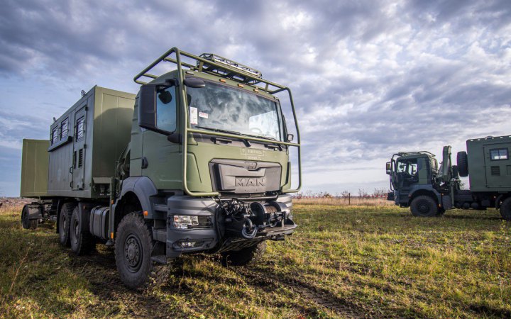 "Повернись живим" передав ЗСУ мобільні майстерні для техніки HMMWV