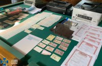 Правоохоронці ліквідували міжрегіональну схему виготовлення фальшивих паспортів для “легалізації” росіян в Україні та ЄС
