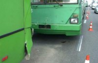 В ДТП троллейбуса и автобуса в Киеве пострадала молодая женщина