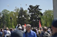 На Куликовом поле выпустили в небо белых голубей и черные шары в память о погибших