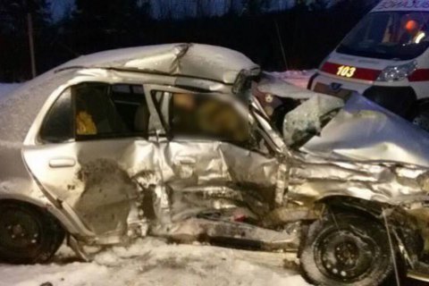 Два человека погибли в ДТП с участием микроавтобуса и легковушки в Ровенской области 