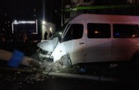 В Запорожье маршрутка врезалась в столб, пострадали 14 пассажиров, а водитель скрылся