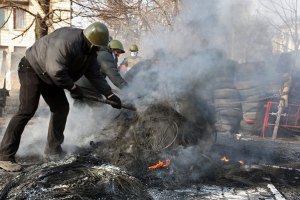 В центре Киева начали разбирать баррикады