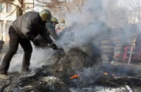 В центре Киева начали разбирать баррикады