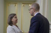 Яценюк провел позднюю встречу с Нуланд