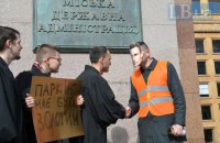 Картонный Кличко позолотил паркоместа на месте будущего паркинга на Михайловской площади в Киеве