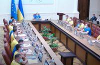 Усі українські міністри прийшли на засідання уряду у футболках збірної України