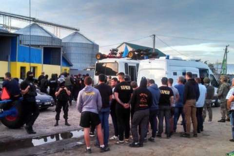 Полиция задержала 53 подозреваемых в попытке захвата элеватора в Харьковской области