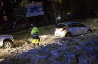 Ливень с градом парализовал движение в Риме