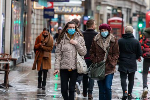 В Великобритании зафиксировали антирекорд по количеству смертей от ковида, Королева вакцинировалась