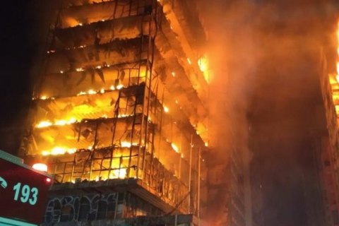 ​В бразильском Сан-Паулу во время пожара рухнул 26-этажный дом