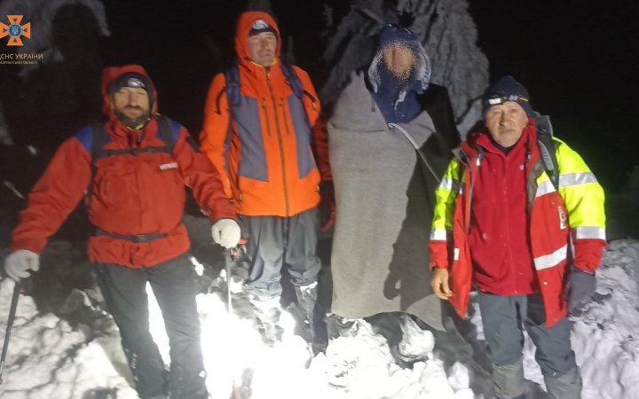 На Закарпатті у засніжених горах прикордонники знайшли чоловіка, який хотів потрапити до Румунії