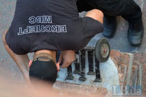 В городке Горняк взорвался легковой автомобиль, погиб человек