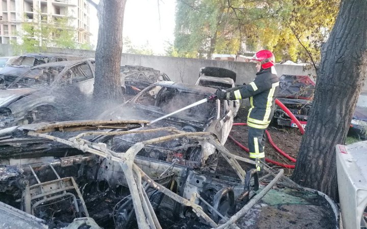 На штрафмайданчику в Києві згоріли 7 автомобілів, - ДСНС