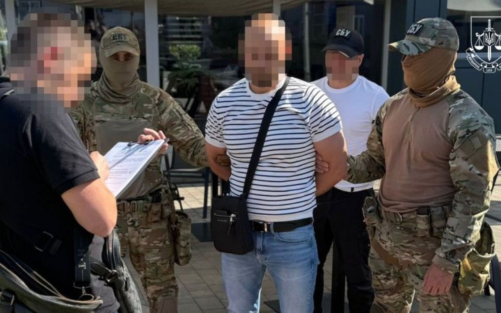 На Львівщині затримали митника, який вимагав хабар за безперешкодне розмитнення авто
