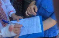 В Киеве распространительница "Вестей" ранила женщину и покусала активистов