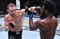 Росіянина позбавили чемпіонського пояса UFC за заборонений удар: суперник готовий до реваншу