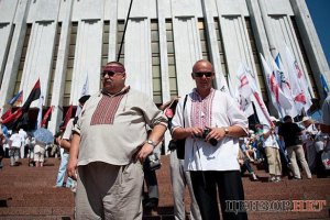 Голодающие под Украинским домом обвинили милицию в содействии провокаторам 