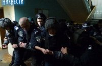 ​В Первомайске "Беркут" штурмует окружком