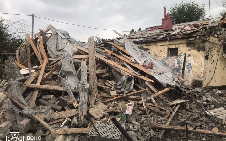 Росіяни вдарили керованою авіабомбою по Дергачах на Харківщині, відомо про десяток поранених (оновлено)