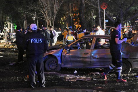 Черговий теракт у Туреччині: замінований автомобіль вибухнув біля будівлі суду