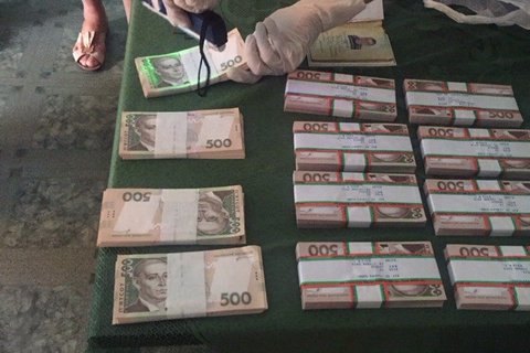 Очередной глава района попался на крупной взятке