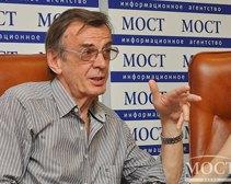 Культура никогда никого обслуживать не будет, а те, кто от имени культуры обслуживают - сукины дети, - народный артист РФ