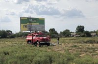 На Николаевщине борды "Слуги народа" клеили с помощью пожарной машины