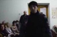"Беркутовец" силой стянул журналиста LB.ua с четвертого этажа