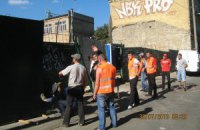 Незаконное строительство в Десятинном переулке продолжается: рабочие уже вбили сваи