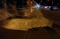 На Героїв Сталінграда в Києві провалився асфальт через прорив тепломережі