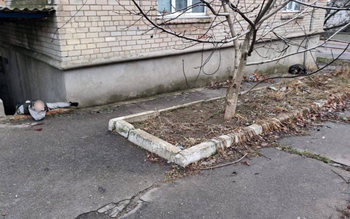 Російські окупанти скинули вибухівку на цивільних в Бериславі. Загинув чоловік