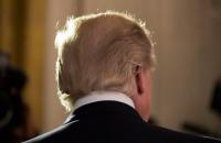 На день народження Трампа протестувальники "подарували" йому "квитки" в Москву в один кінець